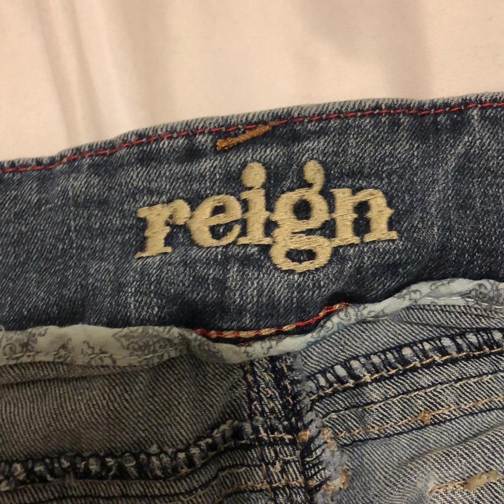 Cropped distressed reign
